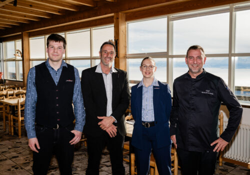 Taxi benötigt, wir gehen auf den Chasseral. :)Medienkonferenz zur neuen GL des Hotel-Restaurants sowie Vorstellung der "Vision der Zufahrt auf dem Chasseral"Die Anreise erfolgt bei guten Strassenbedingungen direkt vor das Hotel-Restaurant. Sie können via Lignières anreisen (siehe Karte im Anhang, «gute Wetterbedingungen»).Bei schlechten Strassenbedingungen holen wir die Medienschaffenden um 9.45 Uhr an der Kreuzung im Wald ab (siehe Karte im Anhang, «schlechte Wetterbedingungen», roter Punkt). Wir haben einen neuen Hotel-Bus. Anschliessend fahren wir Sie mit dem Ratrac hoch. Wir bitten Sie in diesem Fall um etwas Geduld bei der Anreise. Rechnen Sie genügend Zeit ein und ziehen Sie schneefeste Kleider & Schuhe an.Vor Ort wird es ein kleines Apéro geben. Für Verpflegung ist also gesorgt.