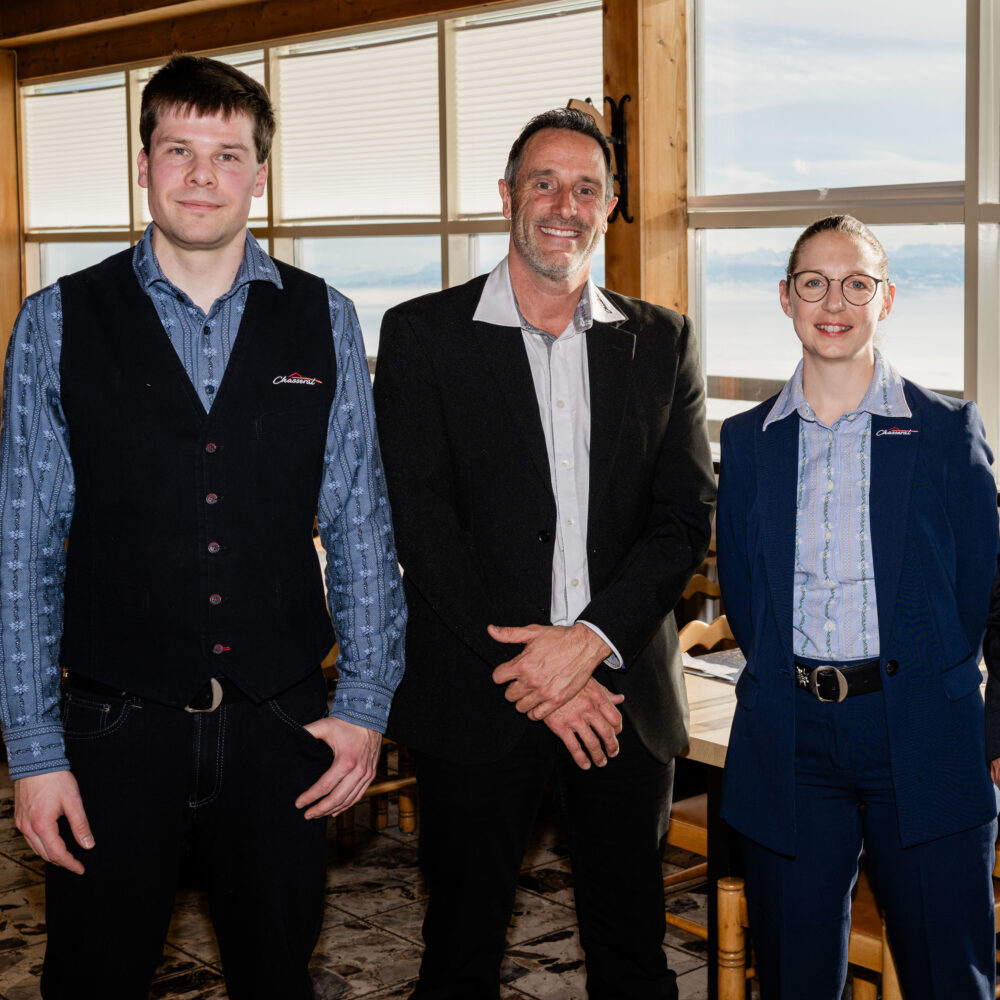 Taxi benötigt, wir gehen auf den Chasseral. :)
Medienkonferenz zur neuen GL des Hotel-Restaurants sowie Vorstellung der "Vision der Zufahrt auf dem Chasseral"
Die Anreise erfolgt bei guten Strassenbedingungen direkt vor das Hotel-Restaurant. Sie können via Lignières anreisen (siehe Karte im Anhang, «gute Wetterbedingungen»).
Bei schlechten Strassenbedingungen holen wir die Medienschaffenden um 9.45 Uhr an der Kreuzung im Wald ab (siehe Karte im Anhang, «schlechte Wetterbedingungen», roter Punkt). Wir haben einen neuen Hotel-Bus. Anschliessend fahren wir Sie mit dem Ratrac hoch. Wir bitten Sie in diesem Fall um etwas Geduld bei der Anreise. Rechnen Sie genügend Zeit ein und ziehen Sie schneefeste Kleider & Schuhe an.
Vor Ort wird es ein kleines Apéro geben. Für Verpflegung ist also gesorgt.